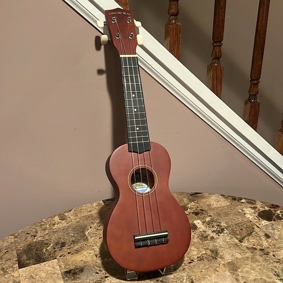 Diamond Head DU-150 Ukulele with SNARK Clip-on Tuner - Picture 4 of 16